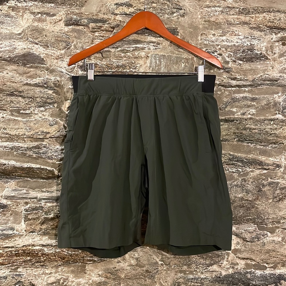 Lululemon T.H.E. Linerless Men's Athletic Shorts Olive Green/Black - Size Small